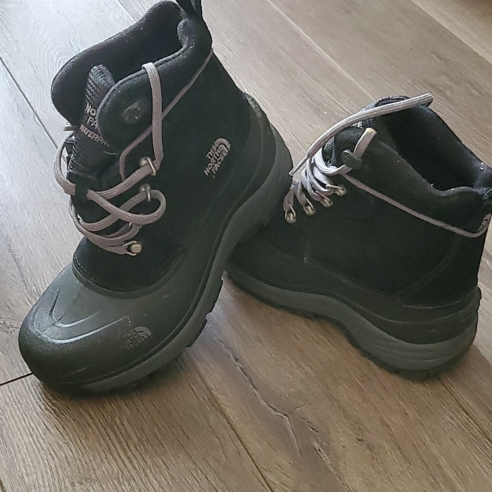 Boys Northface Insulated snow boots size 5
